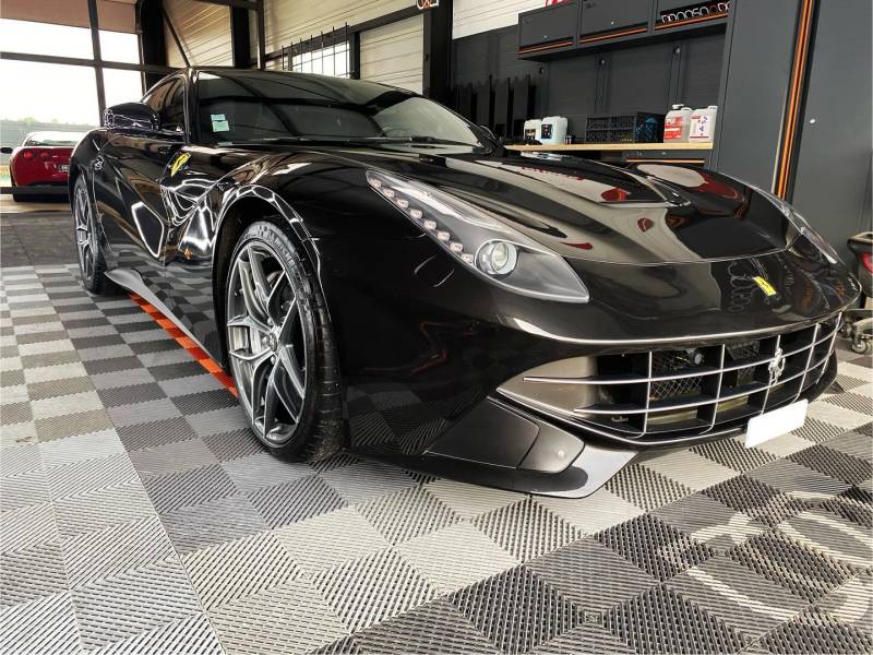 Detailing complet d'une Ferrari F12 Berlinetta à Chatuzange-le-Goubet : mise en beauté proche de Lyon
